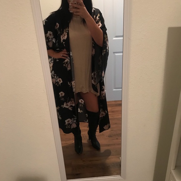 🌸Black Satin Floral print Kimono🌸 - Picture 4 of 4